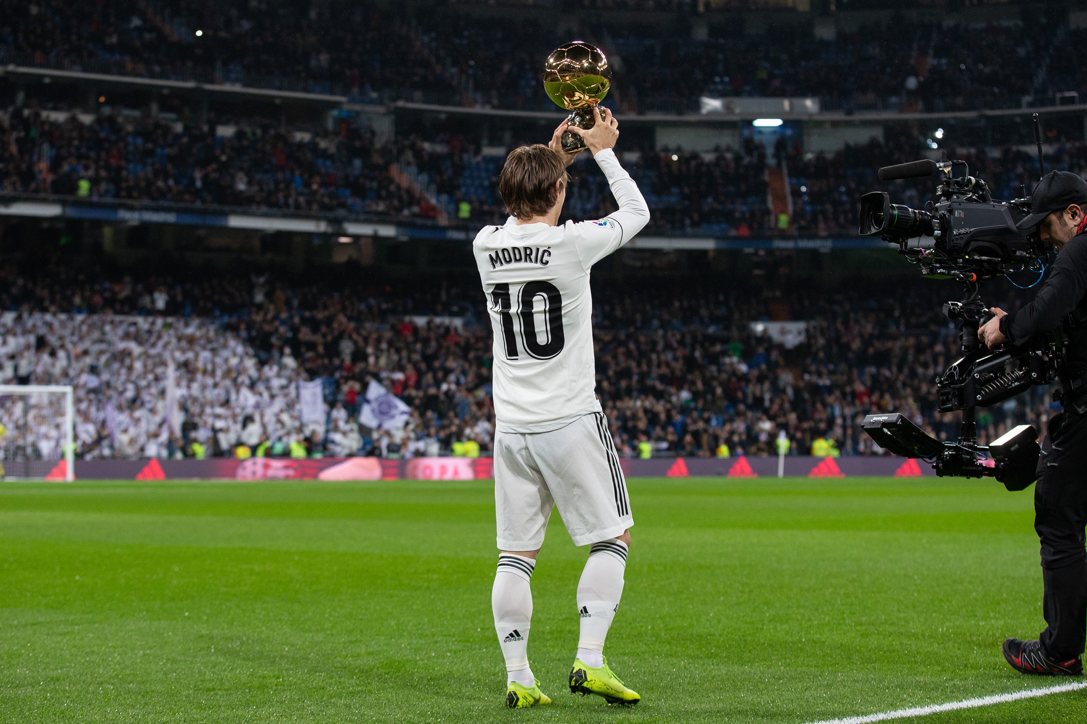 欧冠杯16强次回合｜ 单场最年轻传射率巴塞双杀宾菲加 亚马尔：我的世界波确实精彩