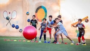 篮球篮网训练场出现意外，球员手指受伤