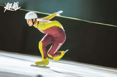 详解棒球规则中的球场观众干扰判定当飞球在看台边缘被球迷拦截